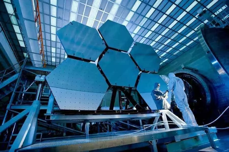 NASA amana lansarea telescopului spatial James Webb