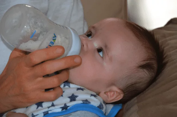 Lapte praf – varianta perfectă pentru copiii care au încheiat perioada alăptării sau pentru părinţii care decid înţărcarea acestora şi înlocuirea laptelui matern • Refu Blog