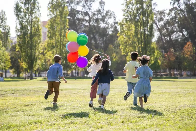 Cum sa organizezi o zi de nastere de neuitat pentru copii cu baloane si tematici magice • Refu Blog